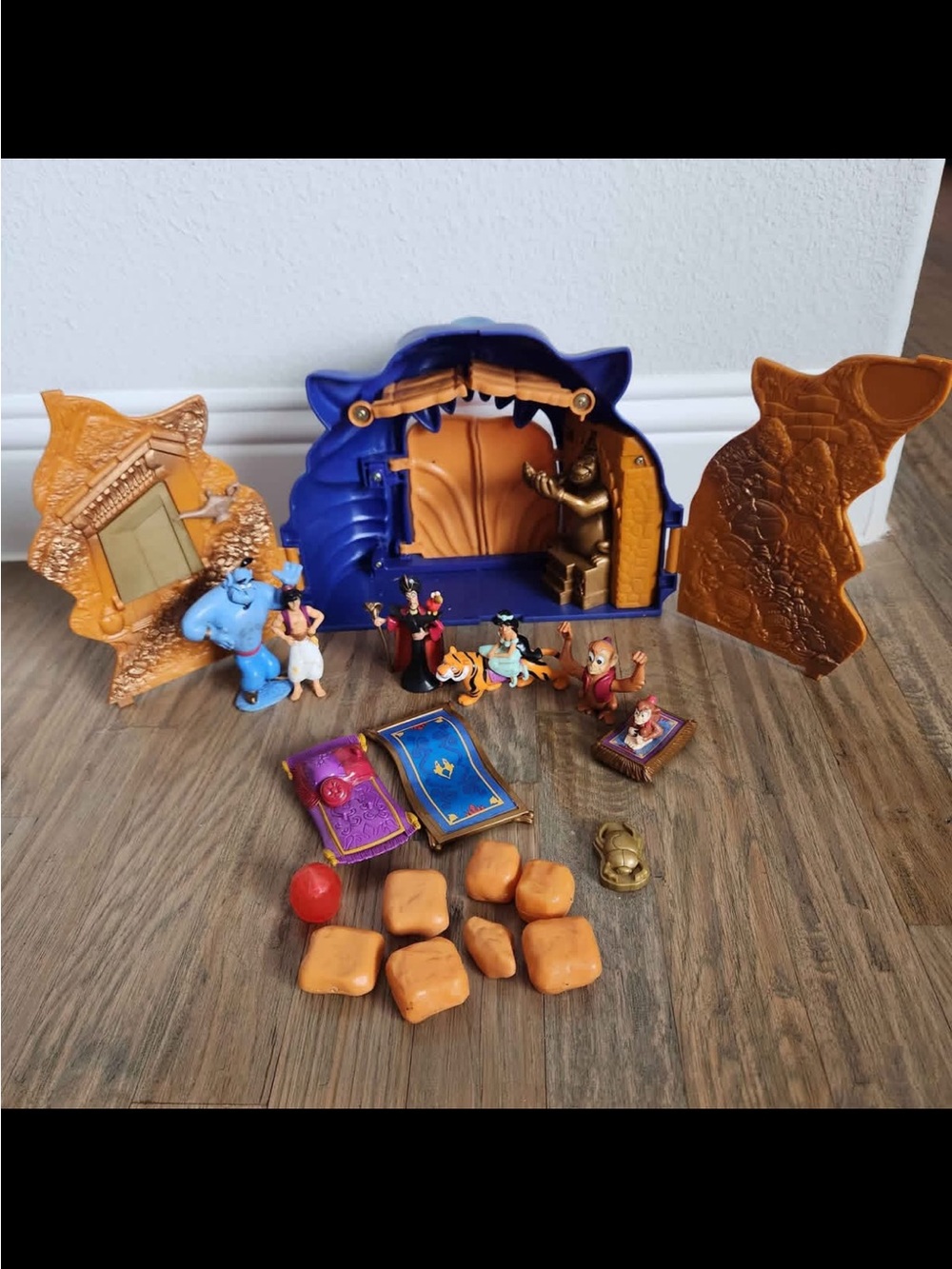 Disney 1992 Aladdin Mini Playset with Genie and Magic Carpets Vintage